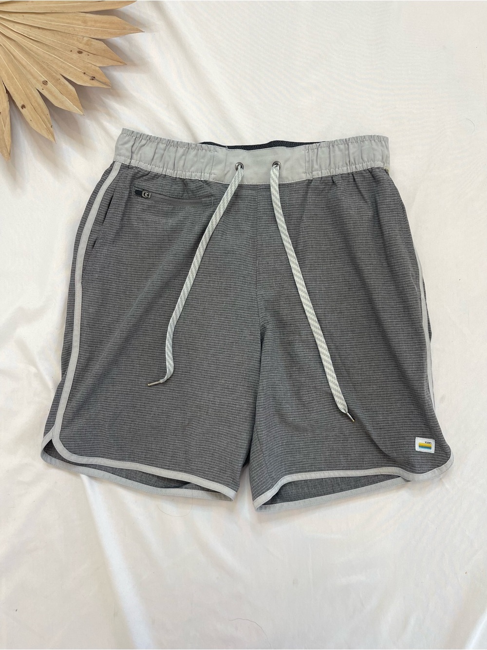 Vuori Banks 7” Unlined Grey Striped Gym Workout Athletic Shorts Size Small